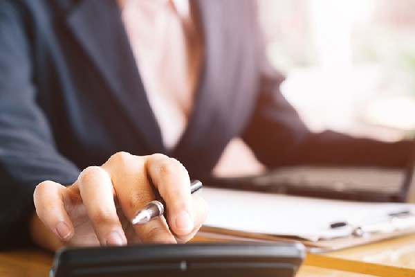 美国国务院称恢复处理外国学生签证